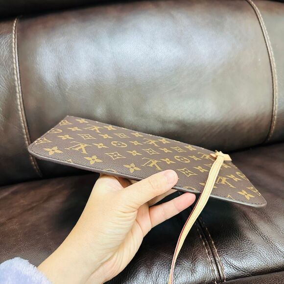 Louis Vuitton Neverfull MM Pouch - Picture 4 of 11